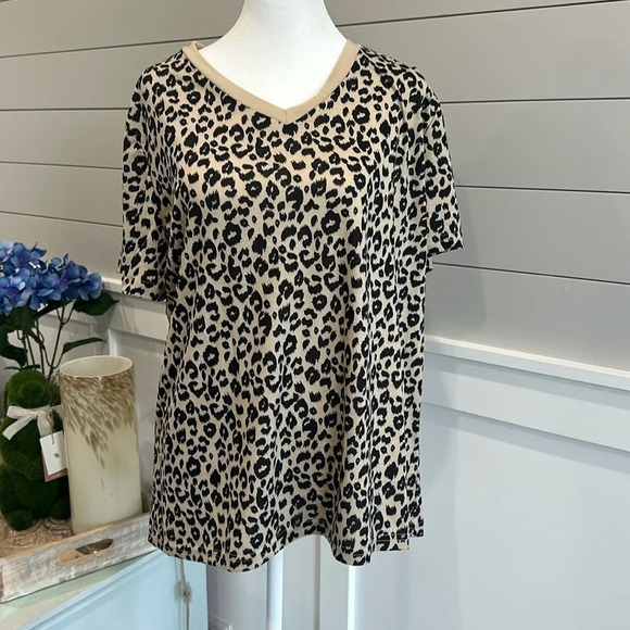 🐆 Leopard Print Vee Neck Tee 2XL‎ 🐆 - Picture 1 of 6